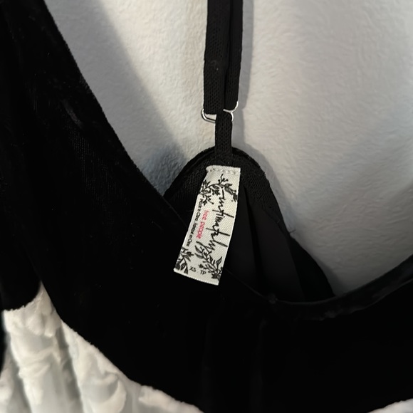 NWT FREE PEOPLE Intimately Size XS white/black beautiful nightgown - Picture 3 of 7